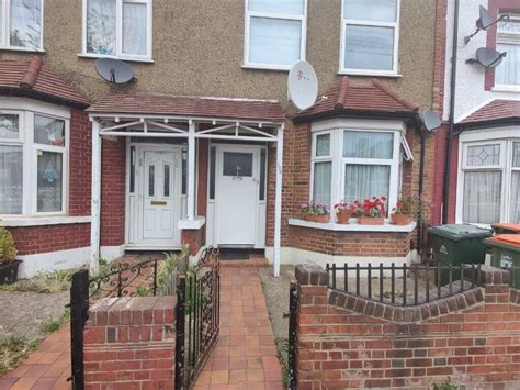 A beautiful two-storey mid-terra. . 2 bedroom house to rent in east ham